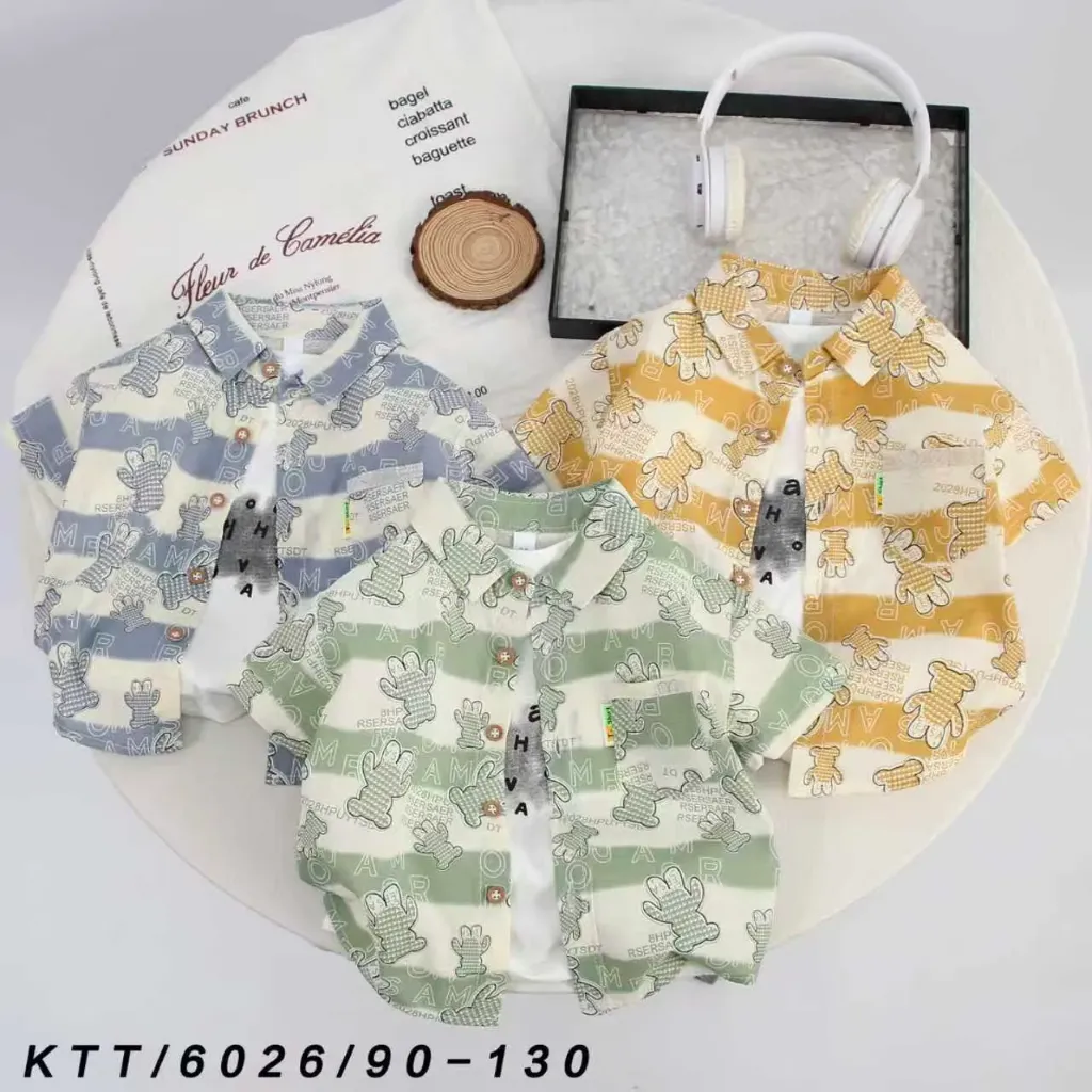 满印熊边字母短袖衬衫