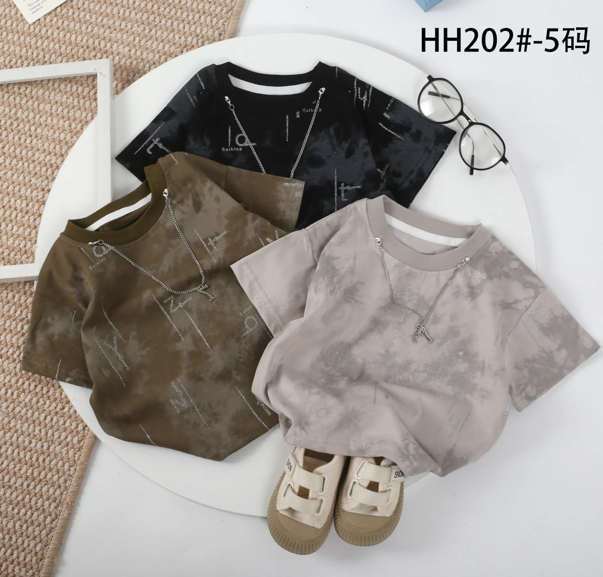 满印竖线字母短袖