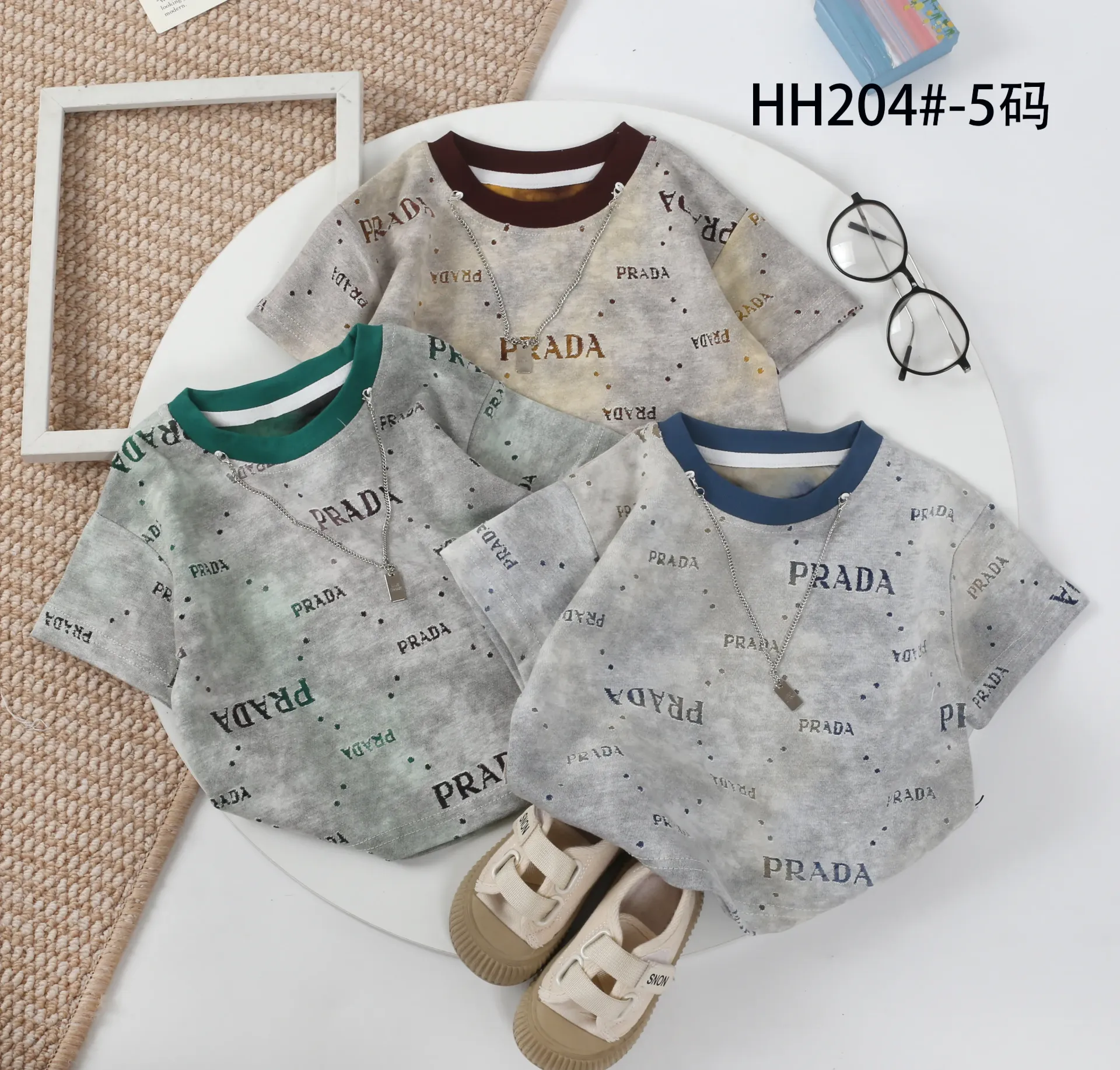 满印PRADA点短袖